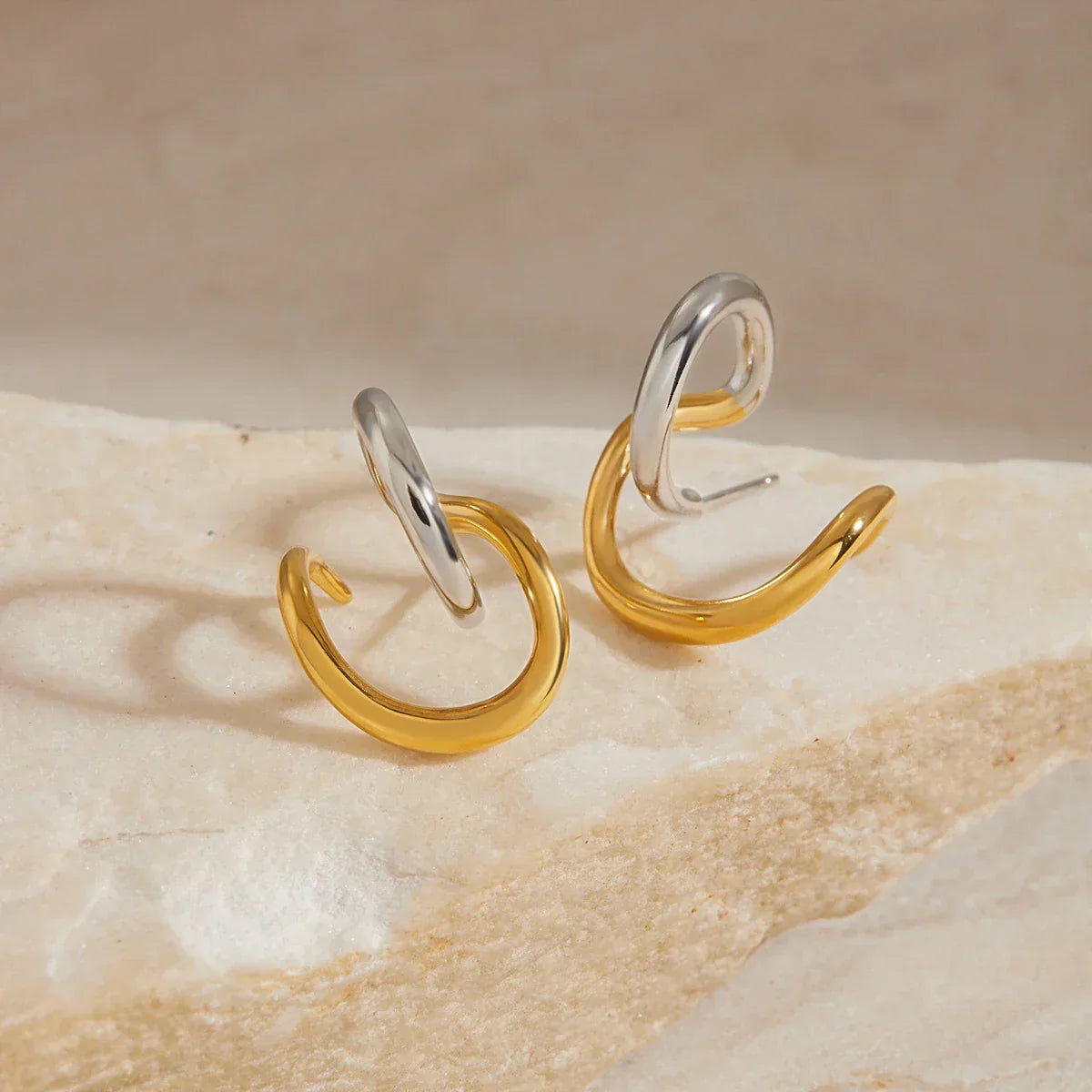 Pendientes entrelazados de dos tonos