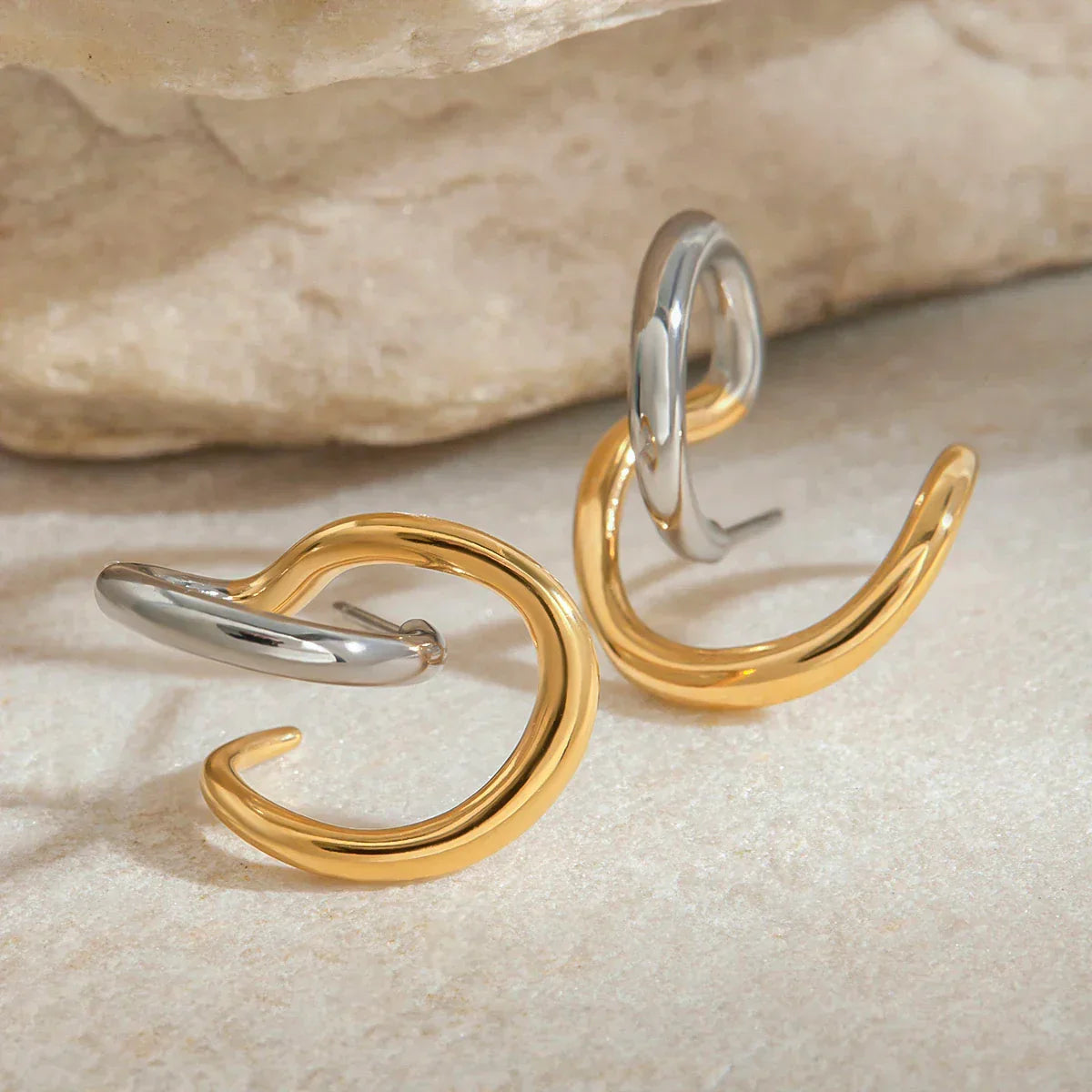 Pendientes entrelazados de dos tonos